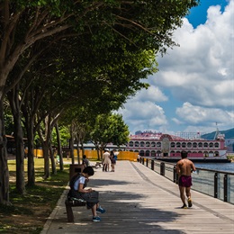 Kwun Tong Promenade is adjacent to the elevated Kwun Tong Bypass and can be easily accessed by public transportation such as buses and MTR. In addition to land-based transport, the promenade is also connected to Kwun Tong Public Pier, which provides ferry services between Kwun Tong, North Point and Sai Wan Ho.